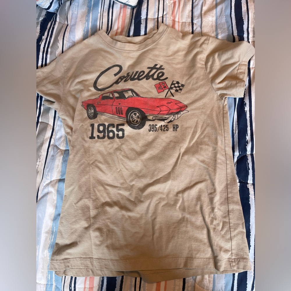 GM (kohl’s brand) corvette graphic tee, beige xs